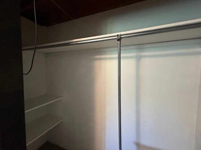 Building Photo - 5 Bed 2 Bath Home with 2 Car Attached Gara...