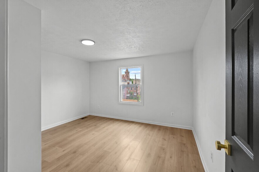 Building Photo - 112 N Schroeder St