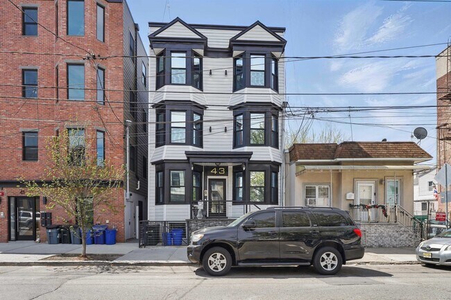 Building Photo - 43 Thorne St