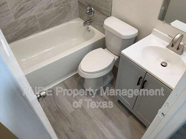 Building Photo - 417-418 Parkhill Cv