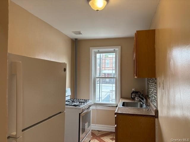 Building Photo - 688 E 43rd St