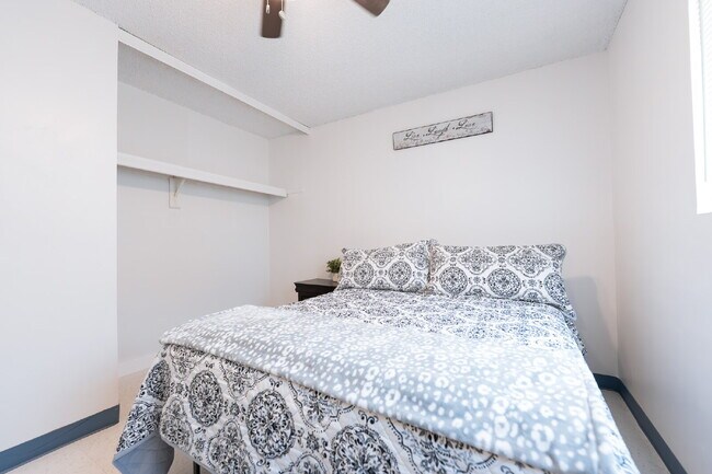 Building Photo - Executive Rental **Stylish & Fully Furnished 2-Bedroom in the Heart of Farmington – Flexible Leas...