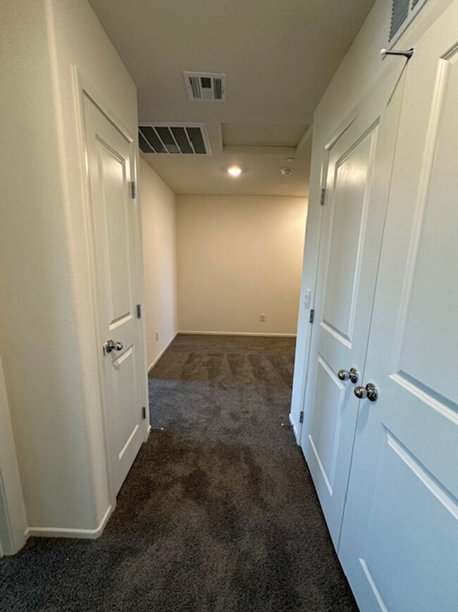 Building Photo - BRAND NEW DR HORTON GATED TOWNHOME COMMUNI...