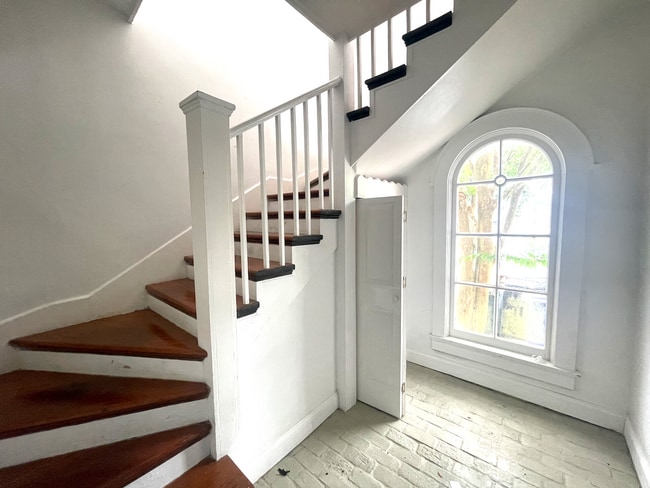 Building Photo - AVAILABLE JUNE 2026 Stunning 3 bed/2 bath ...