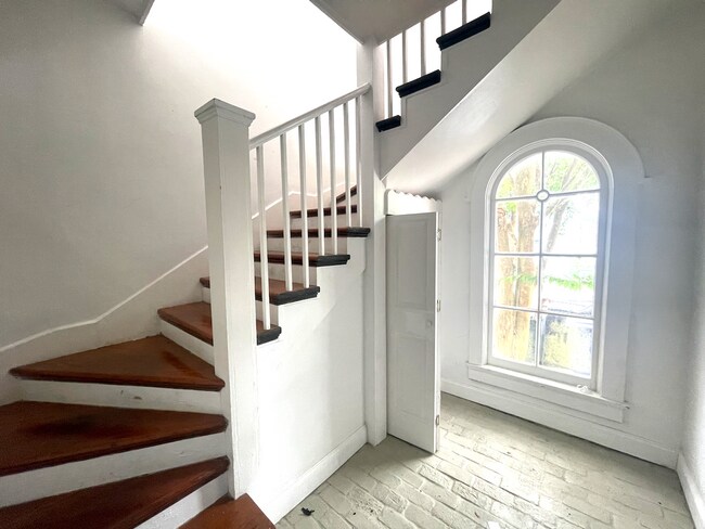 Building Photo - AVAILABLE JUNE 2026 Stunning 3 bed/2 bath with sunroom!