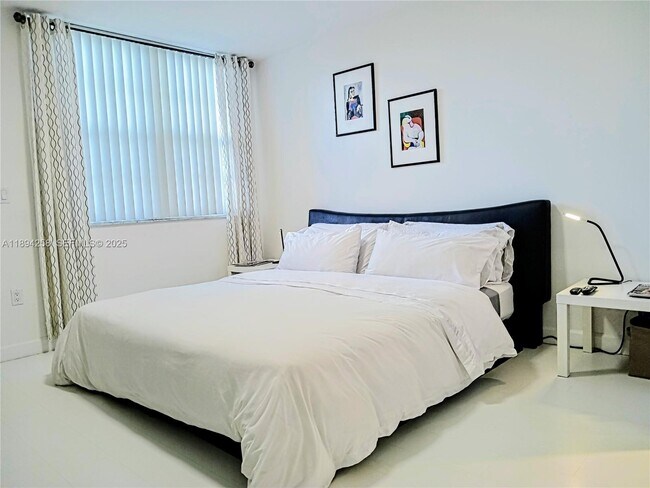 Building Photo - 19501 E Country Club Dr