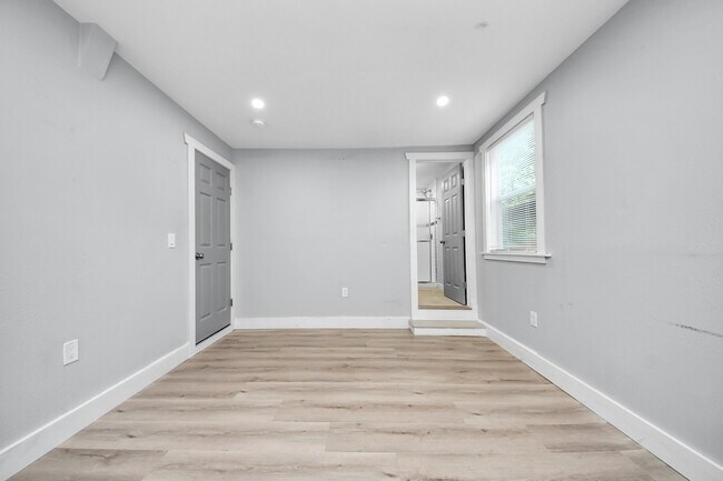 Building Photo - 5738 Kenilwood Dr