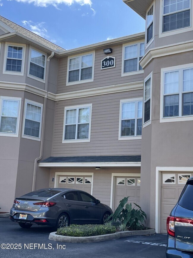 Building Photo - 13810 Sutton Park Dr N