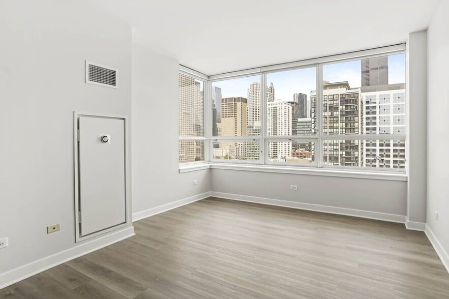 Building Photo - 825 W Adams St