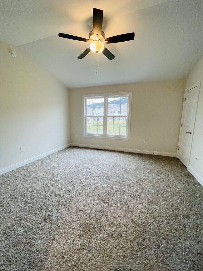Building Photo - End Unit Townhouse for Rent