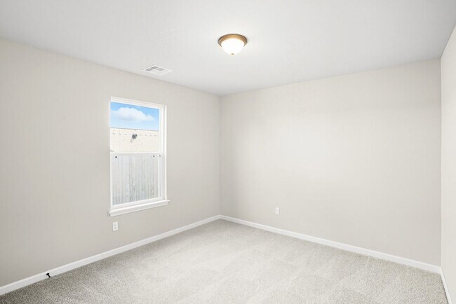 Building Photo - Like new, Move in Ready.