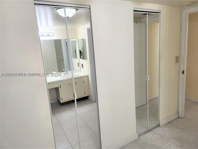 Building Photo - 3375 N Country Club Dr