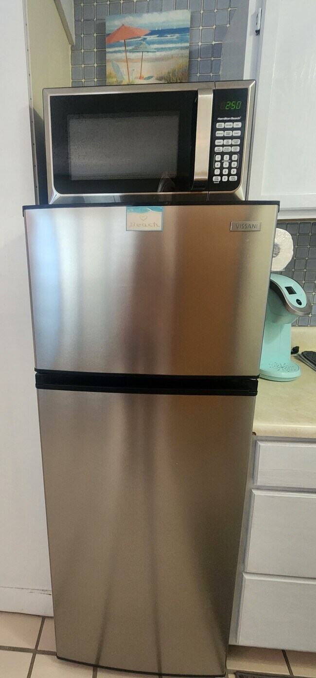 Building Photo - 483 E Shore Dr