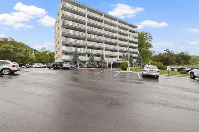 Building Photo - Live Above It All at the Satellite Condo 1 bed 1 bath!