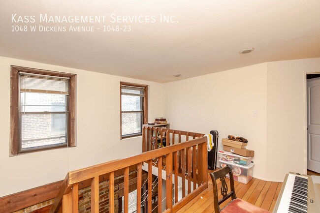 Building Photo - 1048 W Dickens Ave