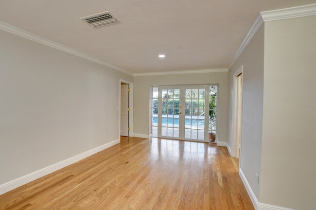 Building Photo - 1010 SW 1st St