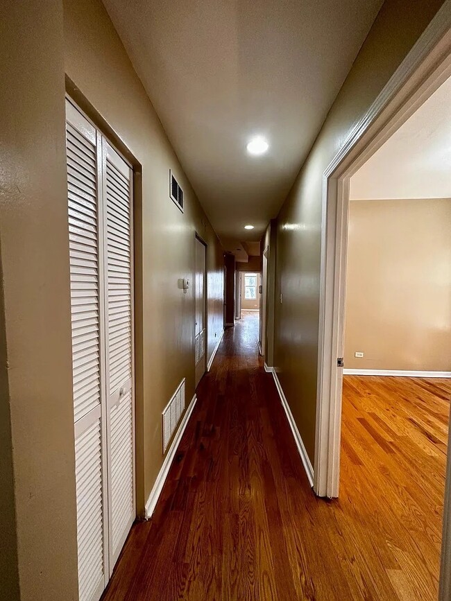 Building Photo - 1528 N Avers Ave