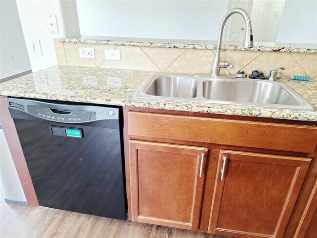 Building Photo - 325 Comal Run