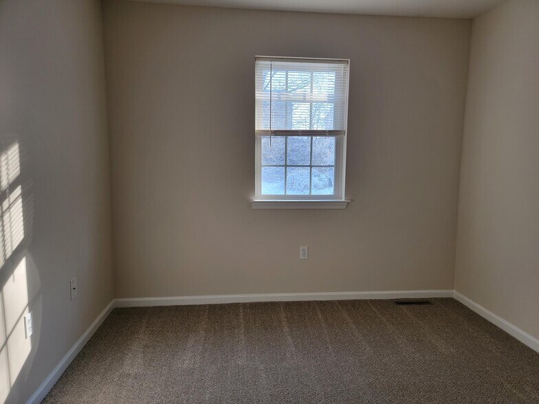 Building Photo - 673 Rockwood Dr