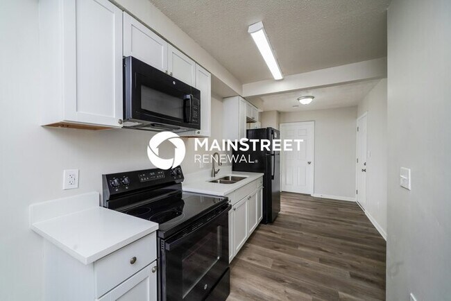 Building Photo - 4 Bedroom Pet-Friendly Home in Louisville, KY with Main Street Renewal