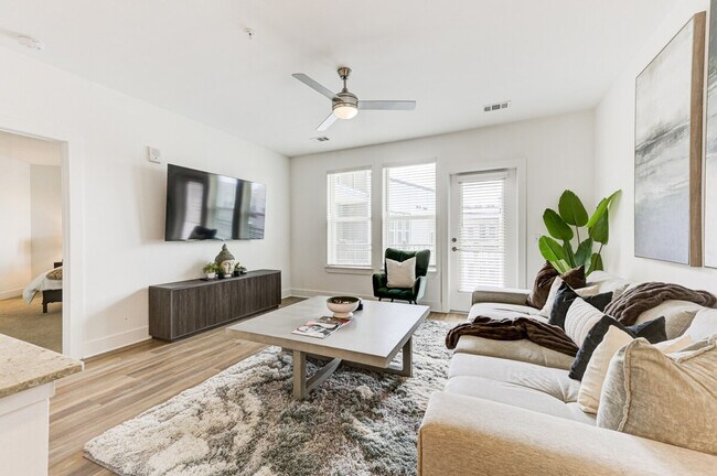 Building Photo - 975 Memorial Dr SE