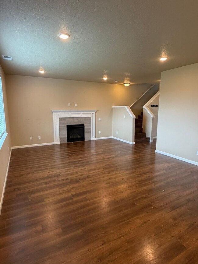 Building Photo - Must See 4 Bedroom!