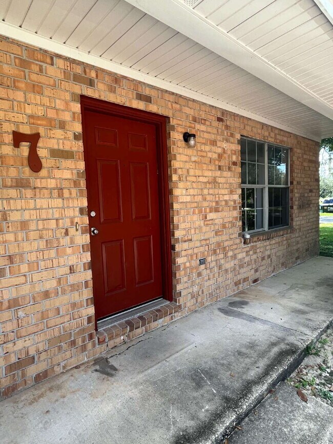 Primary Photo - 939 Tanager Rd