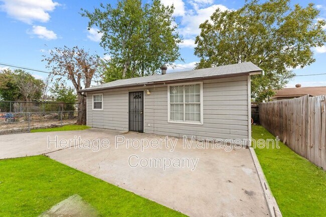 Building Photo - 315 Pool Dr