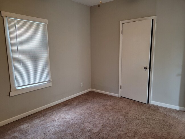 Building Photo - 4 bedroom/2 bath home
