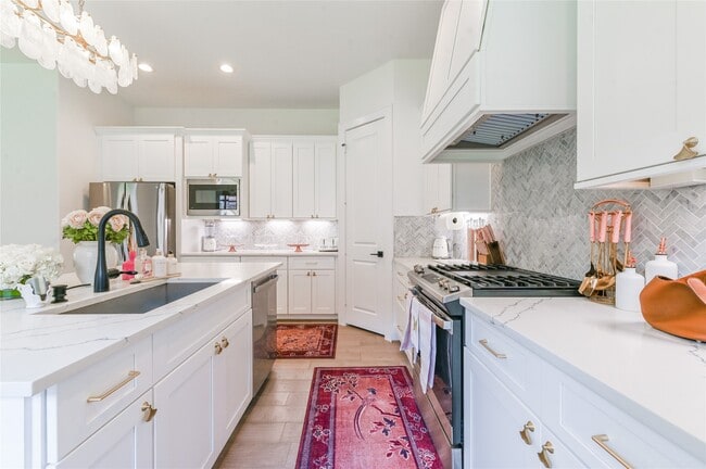 Building Photo - 5233 Darling St