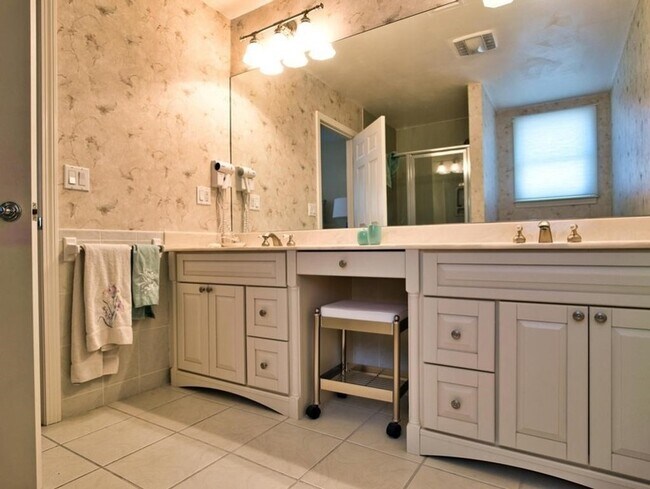 Building Photo - 149 Nanaquaket Rd