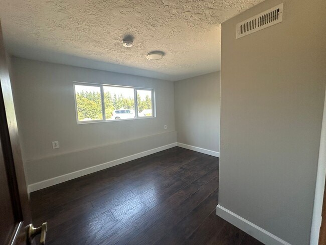 Building Photo - Beautifully Refreshed Home on Several Acre...