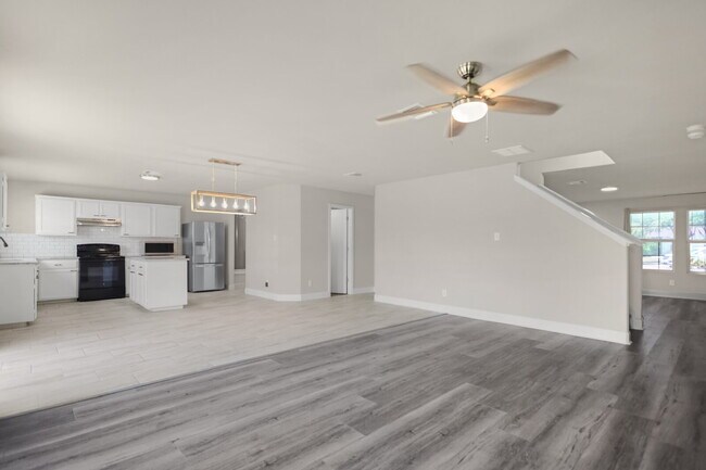 Building Photo - Spacious 4-bedroom, 2.5-bath home with 2,3...