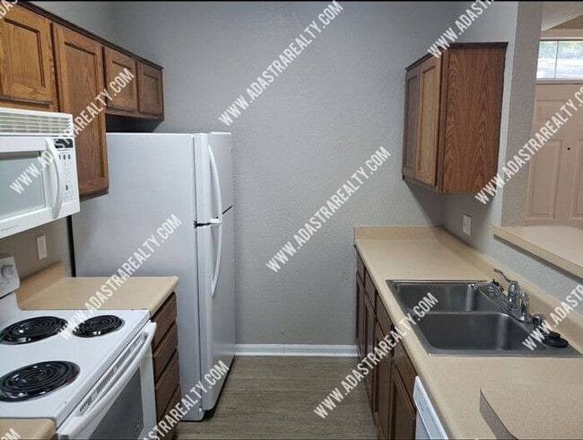 Building Photo - Spacious Remodeled 2 Bed/2 Bath in Lawrenc...