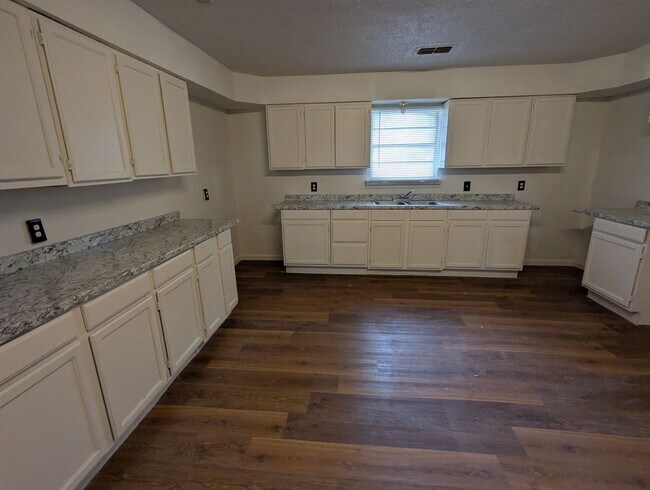 Building Photo - Spacious Updated 3 Bedroom Home