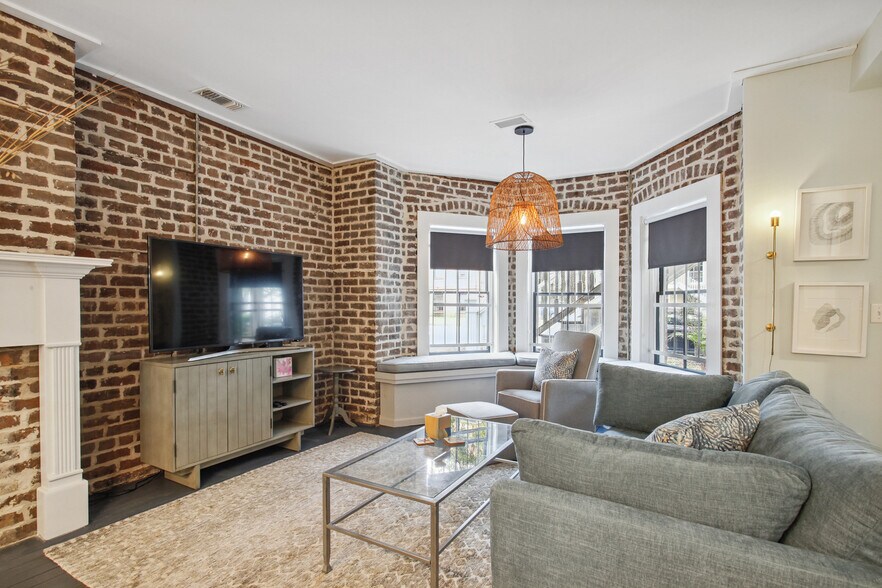 Building Photo - 208B W Hall St