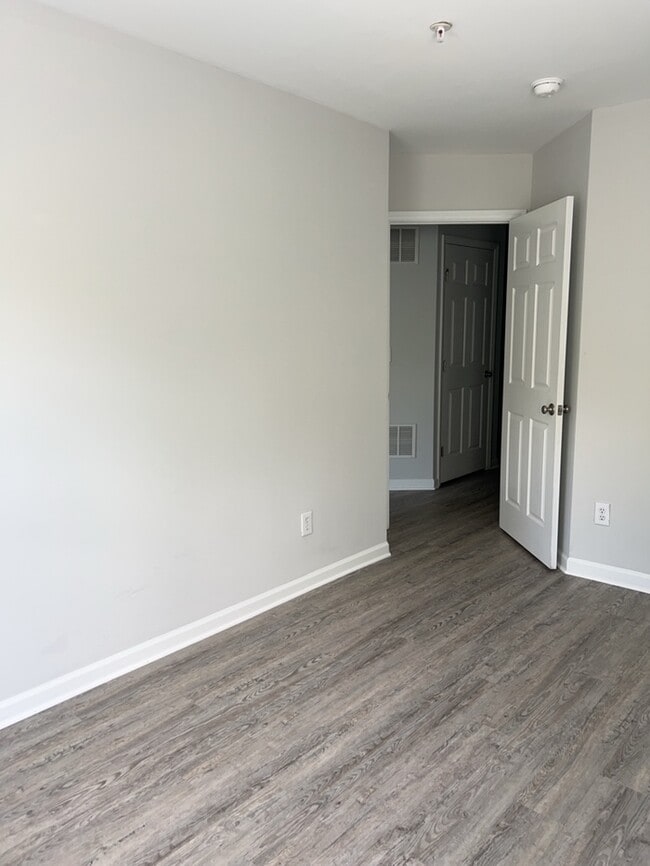 Building Photo - Ready for Now! Located in Raleigh. 3 Story...