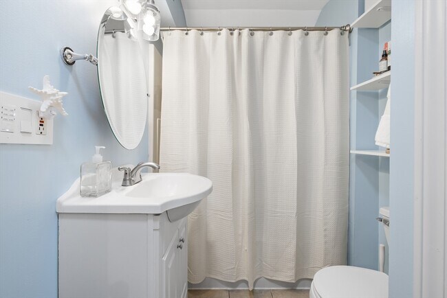 Building Photo - 171 H St