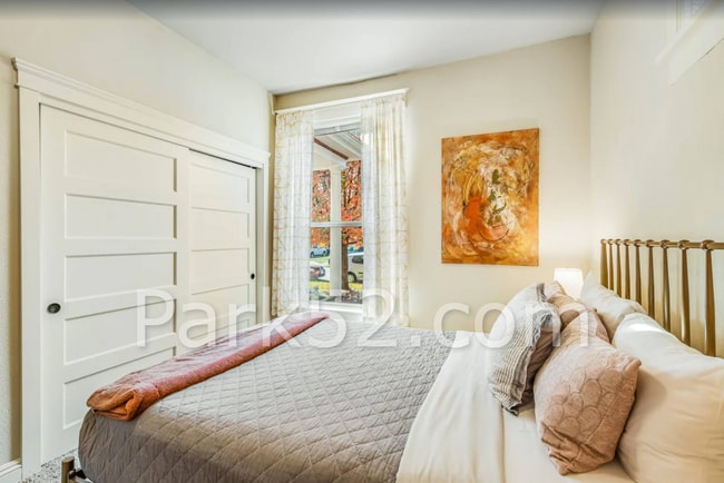 Building Photo - 1 Bedroom Unit in Tacoma Tri-Plex With Washer & Dryer!