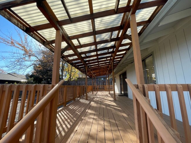 Building Photo - 3 bedroom, 2 bathroom, in East Medford