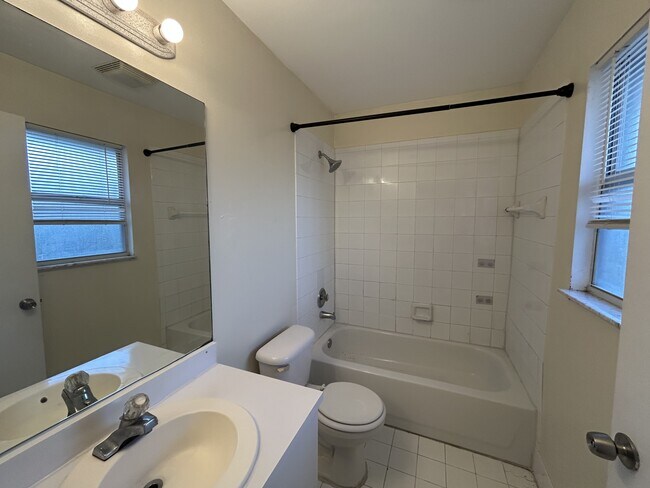 Building Photo - 910 Cypress Way E