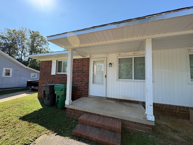 Building Photo - 511 Everett Ln