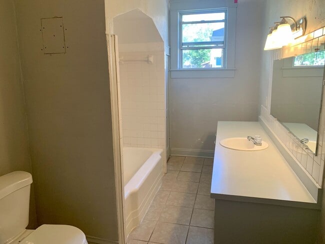 Building Photo - SPACIOUS 3 BEDROOM 1.5 BATHROOM APARTMENT ...