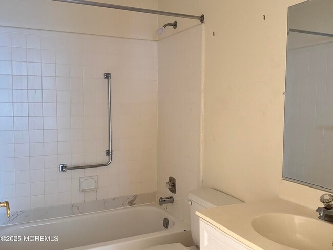 Building Photo - 561B Malvern Ct