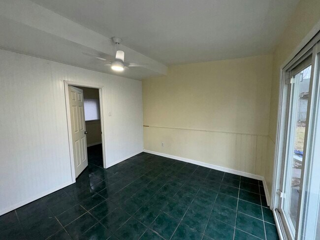 Building Photo - 2363 E Maple Rd