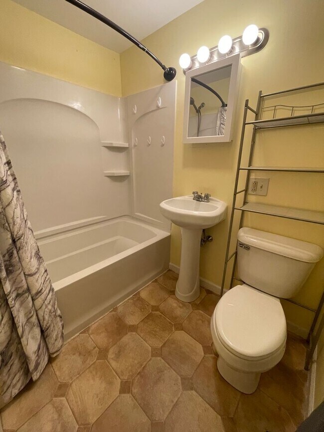 Building Photo - Spacious, two-story 3-bedroom apartment in Adams!