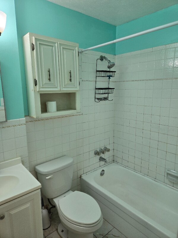 Building Photo - 428 Holy Cross Pl