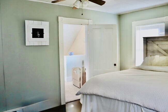 Building Photo - 10 Cushing St