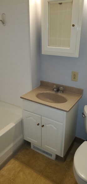 Bathroom - 908 Tulip St