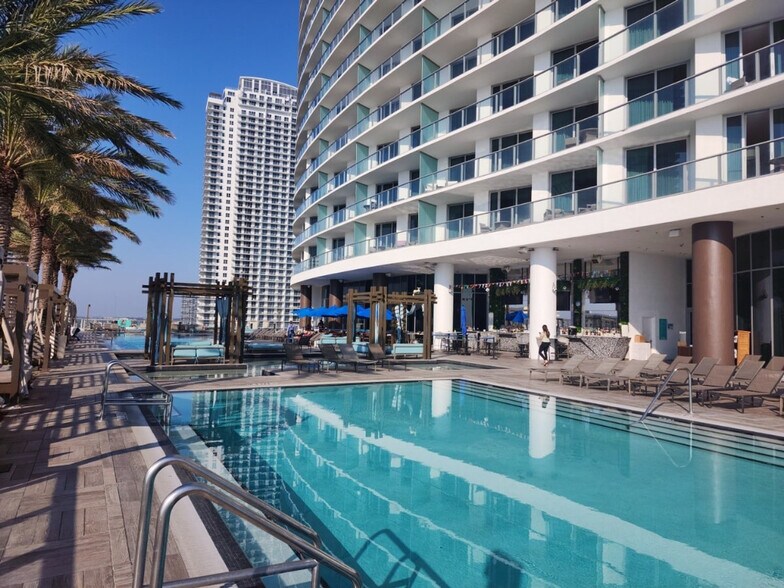 Building Photo - 4011 S Ocean Dr